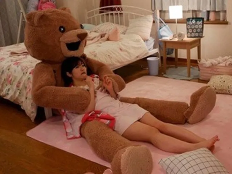 Chú gấu nhồi bông và em nữ sinh ngây thơ