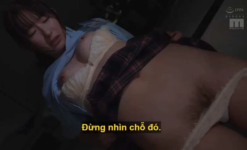 Ông sếp lập mưu hãm hiếp cô nhân viên dưới quyền kiêu căng lười nhác, suốt ngày bận rộn tán gẫu tin nhắn với người yêu.